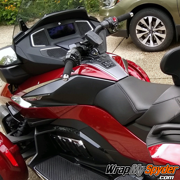 2020-Spyder-RT-Switch-Glove-&-Knee-panel-in-Textured-Carbon-Fiber-Charcoal