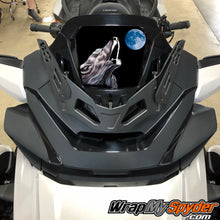 2020-Spyder-RT-Windshield-Plate-logo-wolf moon