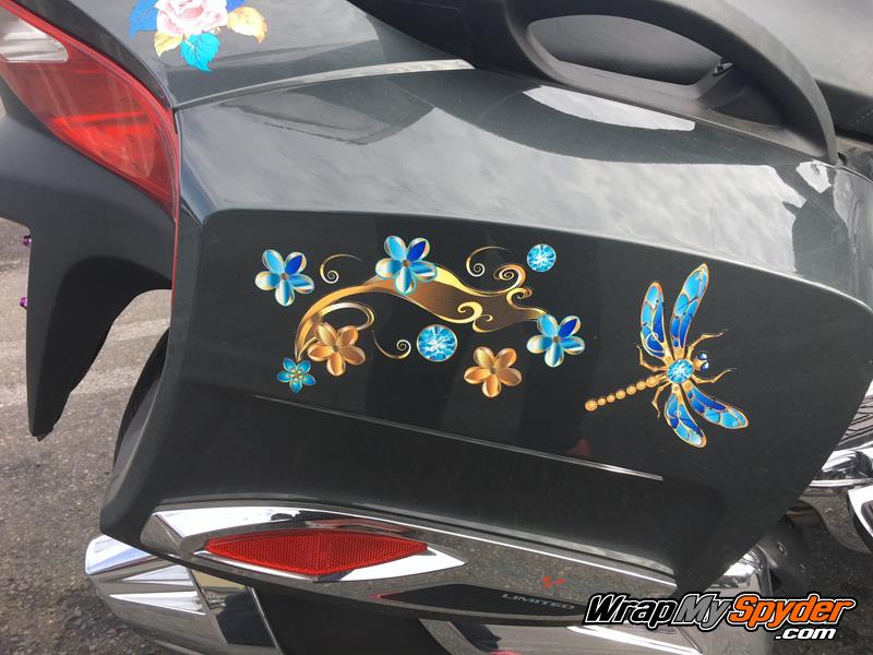 We provide you with a generous assortment of elements: dragonfly's, gems, flowers and more. You place them as you like to create your personal look.