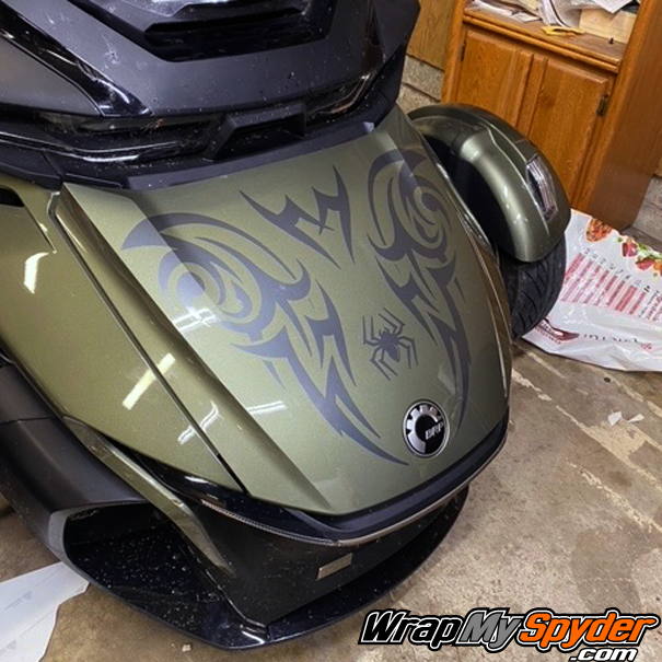 Can-am-Spyder-Flying-Tribal-Frunk-stripes-in-Charcol-Metallic-Racite