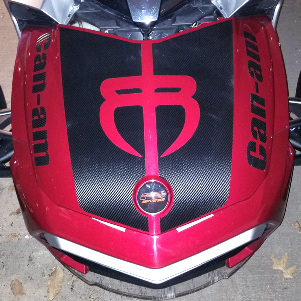 Spyder F3 Reverse-Fang-Racing-Stripe textured carbon fiber