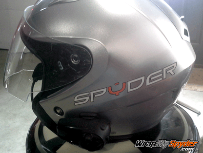 Spyder-text on helmet