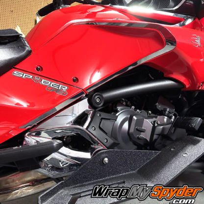 Can-am-Spyder-Chrome-Side-Panel-Accent-highlighting-the-body-lines-near-the-knee-panels